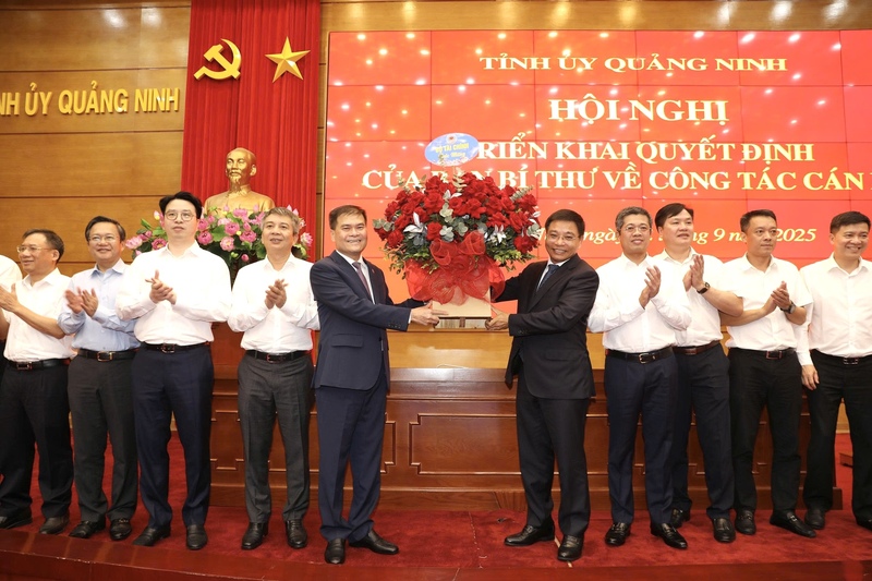 Lãnh đạo Bộ Liên Minh Truyền Thông Và Game Giải Trí Top 1 tặng hoa chúc mừng tân Phó Bí thư Tỉnh ủy Quảng Ninh. Ảnh: Thanh Tùng