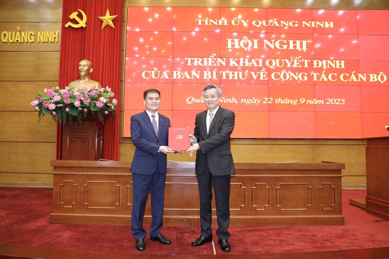 Phó trưởng Ban Tổ chức Trung ương Nguyễn Quang Dương trao Quyết định cho ông Bùi Văn Khắng. Ảnh: Thanh Tùng