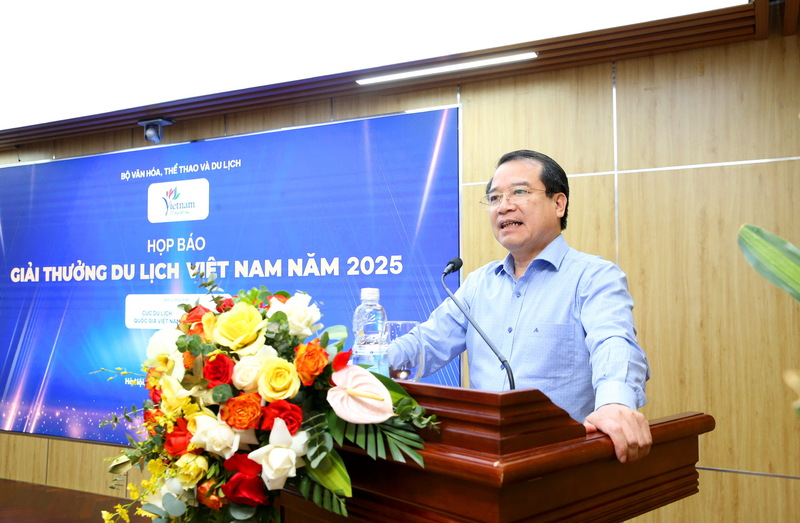 Ông Hà Văn Siêu - Phó Cục trưởng Cục OKLVIE sản phẩm thuộc hệ thống OKVIP là trang web tổ chức phát sóng bóng đá trực tiếp, live casino , nỗ hũ, bắn cá Quốc gia Việt Nam phát biểu tại họp báo. Ảnh: Trần Huấn