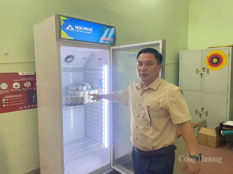 Ông Nguyễn Thế Cường, Hiệu trưởng Trường Tiểu học Ngọc Tảo giới thiệu quy trình bảo quản sữa tại trường học.