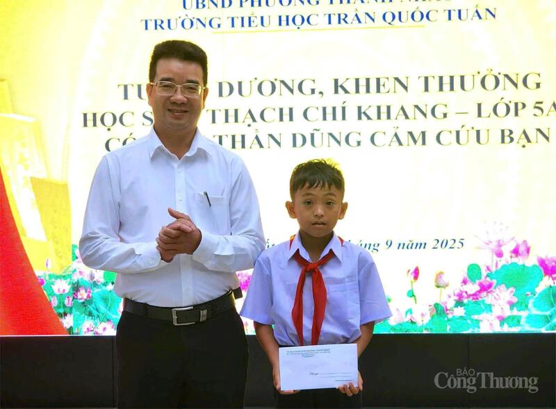 Ông Nguyễn Đình Tâm, Chủ tịch UBND phường Thành Nhất tuyên dương em Thạch Chí Khang. Ảnh: NV