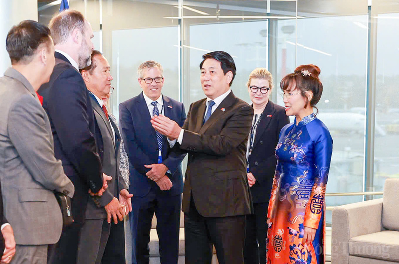 Chủ tịch nước đề nghị Boeing sớm nghiên cứu và triển khai đầu tư các nhà máy sản xuất linh kiện, cũng như Liên minh Okvip có bao nhiều trang Trung tâm bảo dưỡng thiết bị, máy móc và tàu bay quy mô khu vực gắn với các cảng hàng không lớn, qua đó không chỉ phục vụ cho thị trường Việt Nam mà cả khu vực Đông Nam Á.