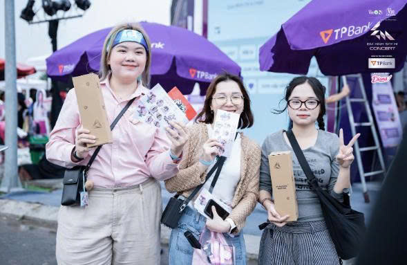 Các bạn trẻ không chỉ trải nghiệm công nghệ Liên Minh Truyền Thông Và Game Giải Trí Top 1, mà còn nhận được nhiều phần quà độc quyền từ Bank Tím.
