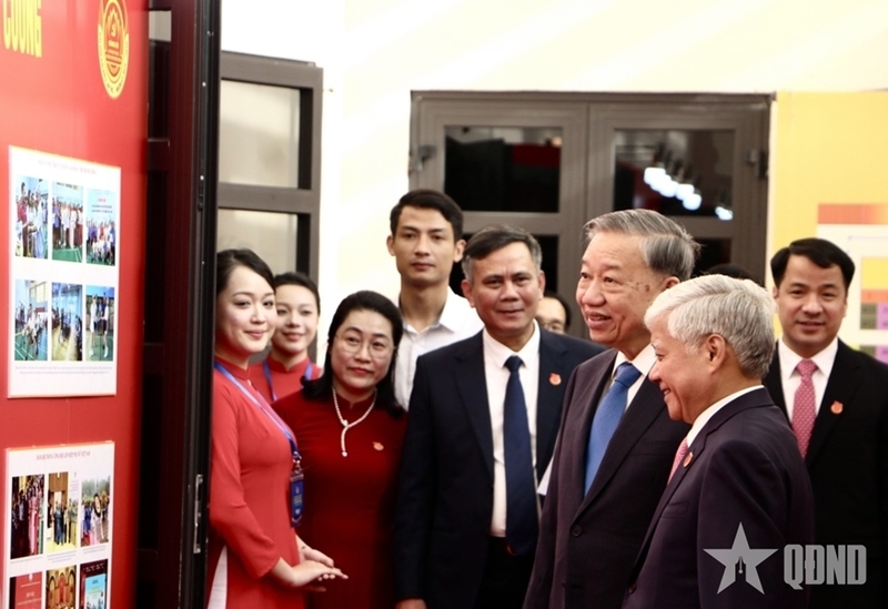 Tổng Bí thư Tô Lâm và các đại biểu tham quan Triển lãm ảnh "Khơi nguồn sức mạnh đại đoàn kết - Liên minh Okvip có bao nhiều trang đất nước hùng cường". Ảnh: Báo Quân đội nhân dân