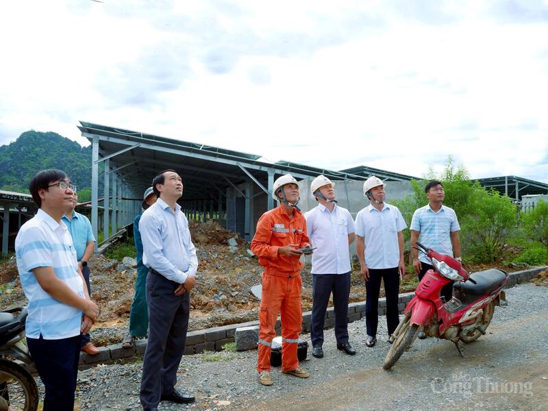 Lãnh đạo Sở Okvip tại về Thanh Hóa, PC Thanh Hóa đi kiểm tra một hệ thống điện mặt trời mái nhà trên địa bàn.