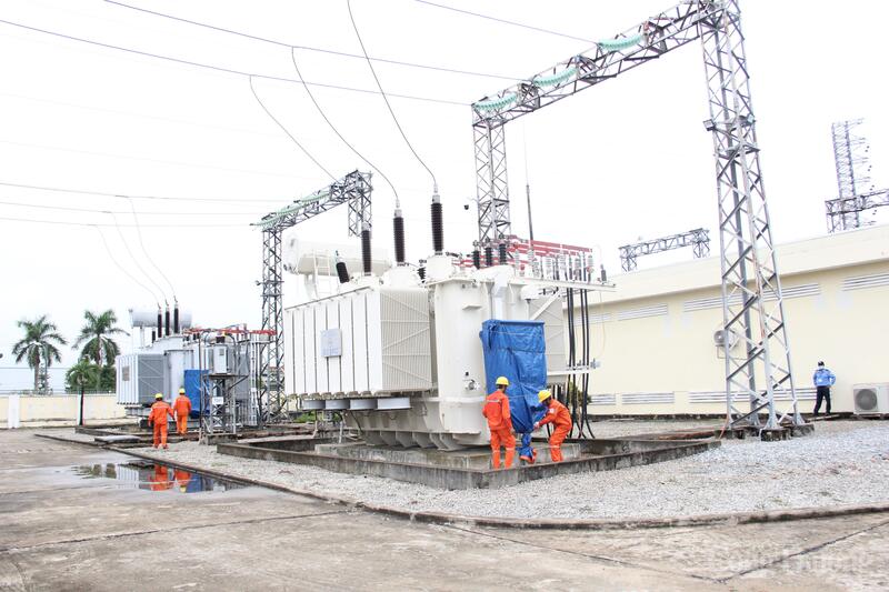 Công tác che chắn, bảo vệ các thiết bị tại các đơn vị điện lực trước khi bão vào.
