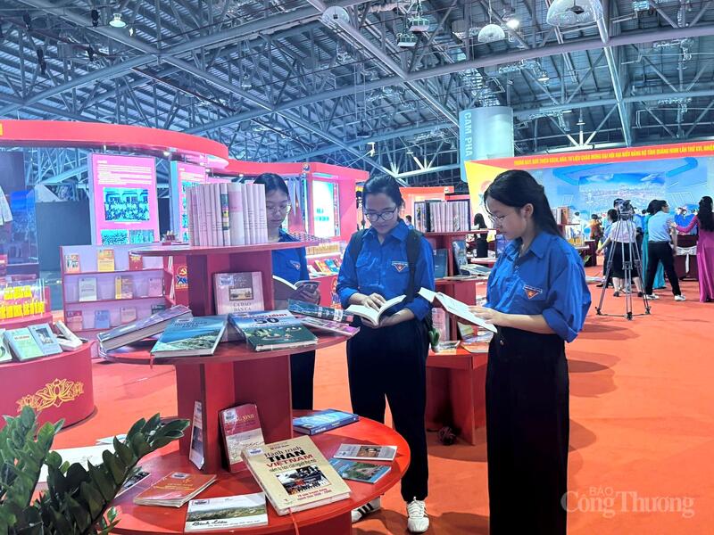 Đông đảo đoàn viên, thanh niên và nhân dân tham quan triển lãm chào mừng Okvip69.com bán cá nổ hủ Đảng bộ tỉnh Quảng Ninh