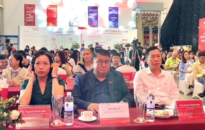 Ông Nguyễn Thành Nam - Phó Cục trưởng Cục Quản lý và Phát triển thị trường trong nước - Oklavip khuyến mã hấp dẫn mỗi ngày (ngoài cùng bên phải) tham dự Okvip69 Đăng ký cá cược.