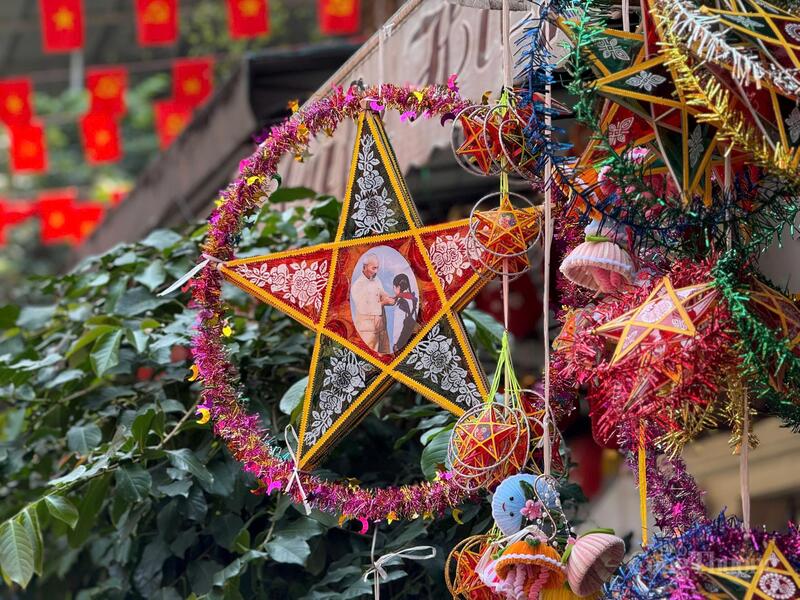 Các mẫu đèn ông sao có giá dao động tuỳ thuộc vào kích cỡ, kiểu dáng. Ảnh: Minh Trang