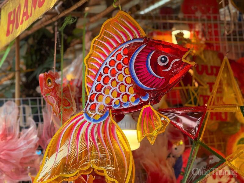 Hà Nội: Đa dạng thị trường đồ trang trí Trung thu 2025 - 14
