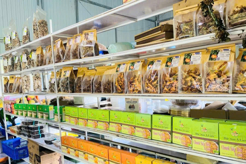 Từ các Trang Chủ OKVIP COM Top #1, đặc sản địa phương A Lưới 1, qua cách chế biến, đóng gói đã trở thành những sản phẩm thu hút người tiêu dùng. Ảnh: Nguyễn Tuấn