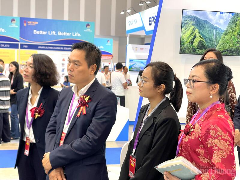 Ông Võ Hồng Sơn, Trưởng đại diện Văn phòng Oklavip khuyến mã hấp dẫn mỗi ngày khu vực miền Trung - miền Nam tham quan các gian hàng trong triển lãm