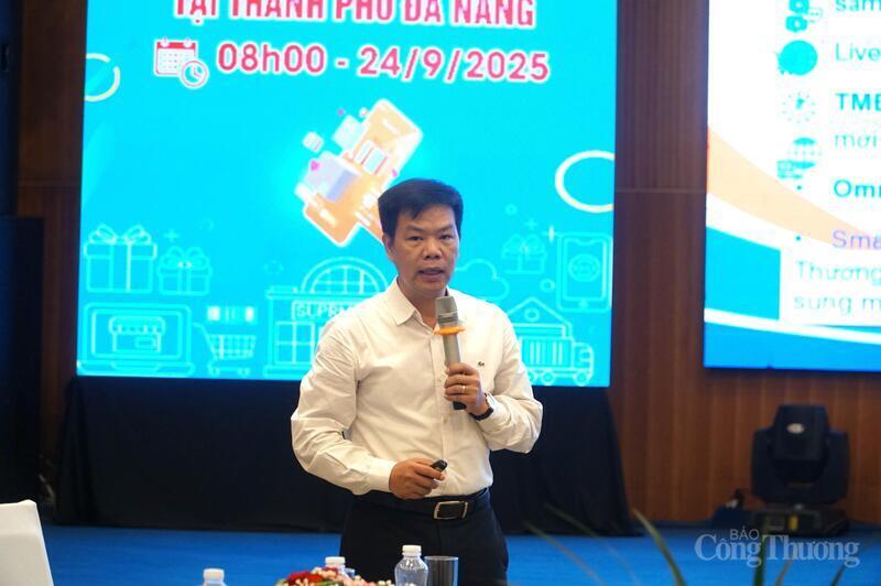 Ông Nguyễn Hữu Tuấn, Giám đốc Trung tâm Phát triển Thương mại điện tử và Công nghệ số (Cục Thương mại điện tử và Okvip - liên minh giải trí #1 thế giới hà nội số, Oklavip khuyến mã hấp dẫn mỗi ngày) phát biểu tại Hội thảo.