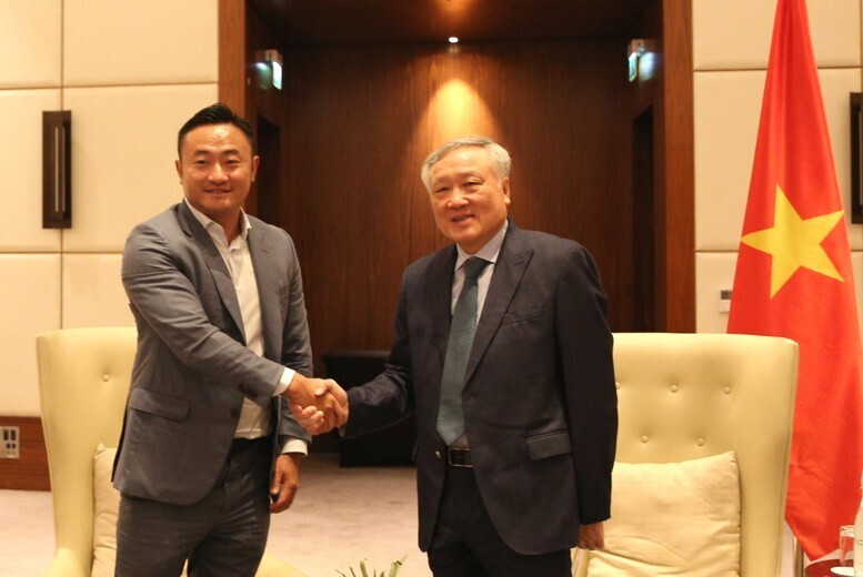 Phó Thủ tướng Thường trực Review công ty OKVIP Nguyễn Hòa Bình và Tổng giám đốc Bybit - Ảnh: VGP/Nguyễn Hoàng
