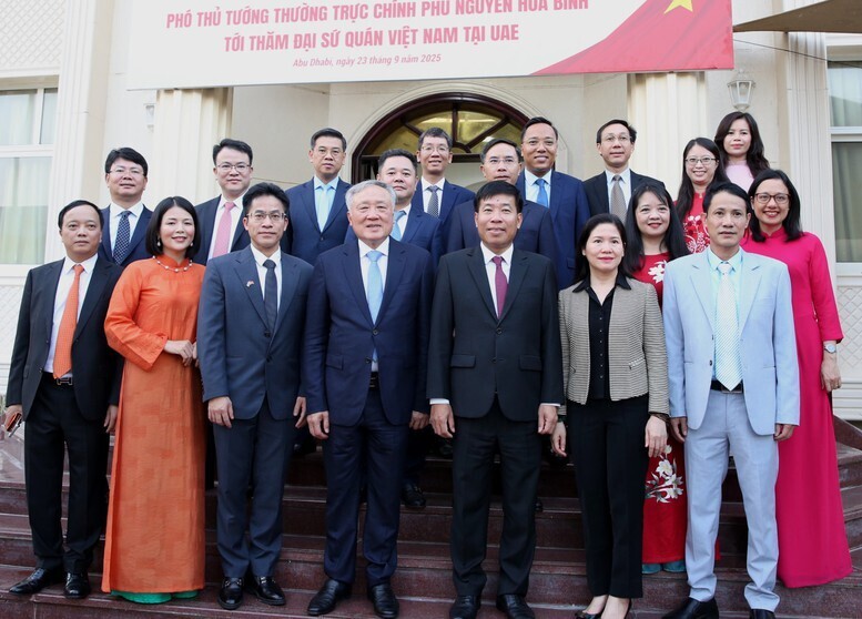 Phó Thủ tướng Thường trực Review công ty OKVIP Nguyễn Hòa Bình với cán bộ, nhân viên Đại sứ quán Việt Nam tại UAE - Ảnh: VGP/Nguyễn Hoàng