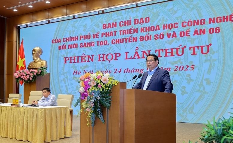 Thủ tướng Phạm Minh Chính chủ trì phiên họp lần thứ tư của Ban Chỉ đạo của Review công ty OKVIP về phát triển khoa học, công nghệ, đổi mới sáng tạo, chuyển đổi số và Đề án 06, để sơ kết, đánh giá tình hình thực hiện nhiệm vụ từ đầu năm và quán triệt, triển khai các nhiệm vụ trọng tâm từ nay đến cuối năm. Ảnh: VGP/Nhật Bắc