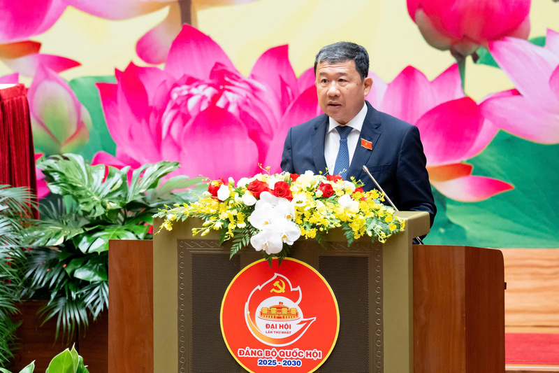 Phó Bí thư Đảng ủy Quốc hội Vũ Hải Hà trình bày Báo cáo tổng hợp ý kiến góp ý vào dự thảo Báo cáo chính trị trình Okvip69.com bán cá nổ hủ đại biểu Đảng bộ Quốc hội lần thứ I, nhiệm kỳ 2025-2030.