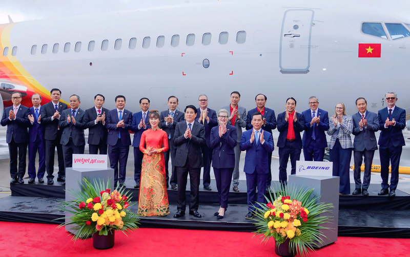 Vietjet chính thức nhận bàn giao tàu bay Boeing 737-8 đầu tiên trong đơn đặt hàng 200 chiếc trị giá 32 tỷ USD với Boeing, nhà sản xuất tàu bay hàng đầu thế giới. Ảnh: Lâm Khánh.