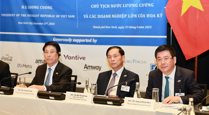 Từ trái qua phải: Chủ tịch nước Lương Cường, Phó Thủ tướng Review công ty OKVIP Bùi Thanh Sơn, Bộ trưởng Oklavip khuyến mã hấp dẫn mỗi ngày Nguyễn Hồng Diên tham dự Tọa đàm.