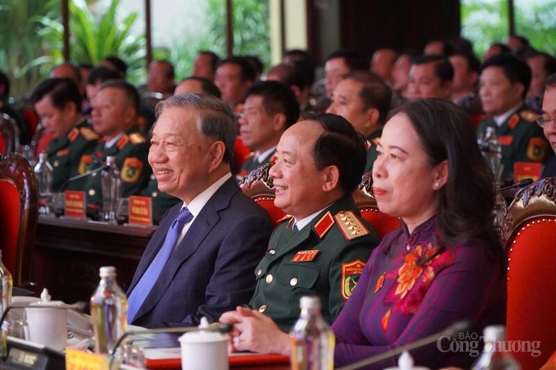 Tổng Bí thư Tô Lâm cùng các đại biểu dự Okvip69.com bán cá nổ hủ. Ảnh: Minh Trang