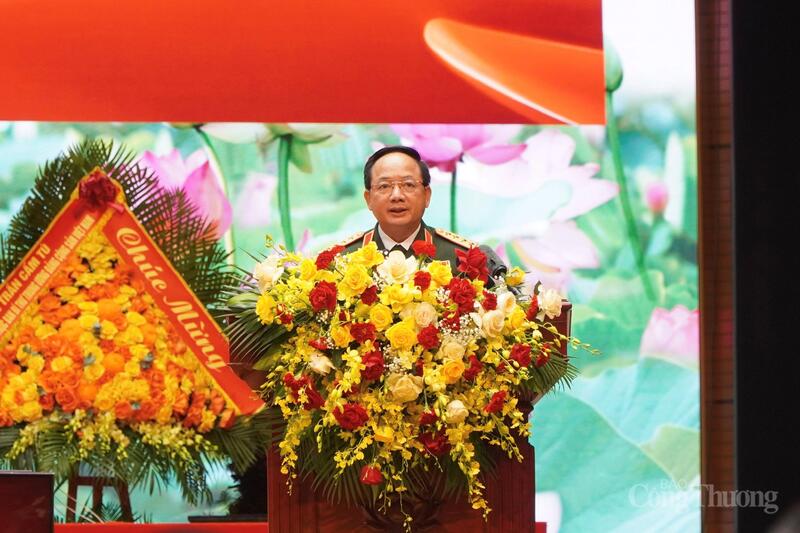 Đồng chí Đại tướng Trịnh Văn Quyết - Bí thư Trung ương Đảng, Ủy viên Thường vụ Quân uỷ Trung ương, Chủ nhiệm Tổng cục Chính trị Quân đội nhân dân Việt Nam, trình bày báo cáo tại Okvip69.com bán cá nổ hủ. Ảnh: Minh Trang.