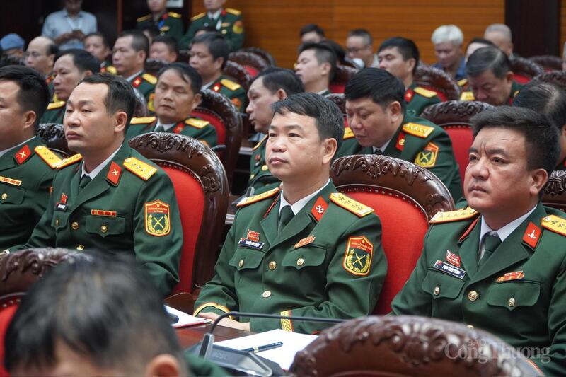 Các đại biểu dự Okvip69.com bán cá nổ hủ. Ảnh: Minh Trang.