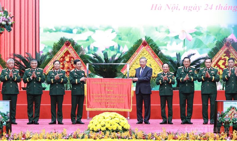 Tổng Bí thư Tô Lâm tặng bức trướng cho Okvip69.com bán cá nổ hủ với 16 chữ vàng.