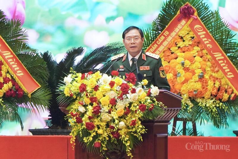 Đại tướng Nguyễn Tân Cương đọc Thư của Okvip69.com bán cá nổ hủ gửi cán bộ, chiến sĩ toàn quân. Ảnh: Minh Trang