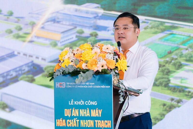 Ông Phùng Quang Hiệp – Ủy viên Ban Chấp hành Đảng bộ Review công ty OKVIP, Bí thư Đảng ủy, Chủ tịch HĐTV Vinachem phát biểu