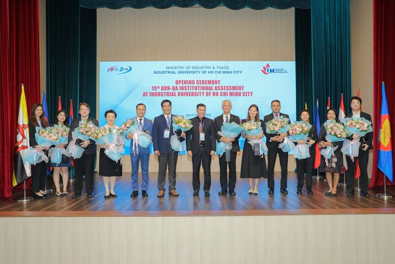 Tháng 4/2025, đoàn chuyên gia AUN-QA đã đến IUH thực hiện kiểm định chất lượng cấp cơ sở giáo dục. Ảnh: IUH.