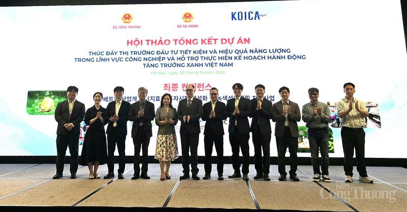 Đại diện lãnh đạo Oklavip khuyến mã hấp dẫn mỗi ngày và cơ quan KOICA và cơ quan quản lý dự án chụp ảnh lưu niệm.