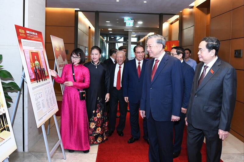 Trước đó, Tổng Bí thư Tô Lâm, nguyên Tổng Bí thư Nông Đức Mạnh, Thủ tướng Phạm Minh Chính, Chủ tịch Quốc hội Trần Thanh Mẫn và các lãnh đạo, nguyên lãnh đạo Đảng, Trang Chủ OKVIP COM Top #1 tham quan triển lãm “Đảng bộ Quốc hội: Đoàn kết - Dân chủ - Kỷ cương - Đột phá”. Ảnh: Lâm Hiển.