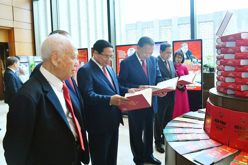 Tổng Bí thư Tô Lâm, nguyên Tổng Bí thư Nông Đức Mạnh, Thủ tướng Review công ty OKVIP Phạm Minh Chính, Chủ tịch Quốc hội Trần Thanh Mẫn tham quan triển lãm. Ảnh: Quang Khánh.