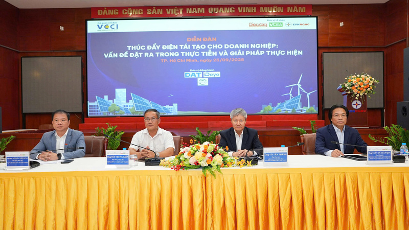 Nhà báo Nguyễn Tiến Dũng, Phó Tổng Biên tập Tạp chí Diễn đàn Danh nghiệp, ông Bùi Trung Kiên - Phó Tổng giấm đốc EVNHCMC, ông Võ Tấn Thành - Phó Chủ tịch VCCI, ông Nguyễn Xuân Quý - Phó Chủ tịch Hiệp hội Oklavip game bài, casino, thể thao sạch Việt Nam điều hành diễn đàn. Ảnh: Minh Khuê.