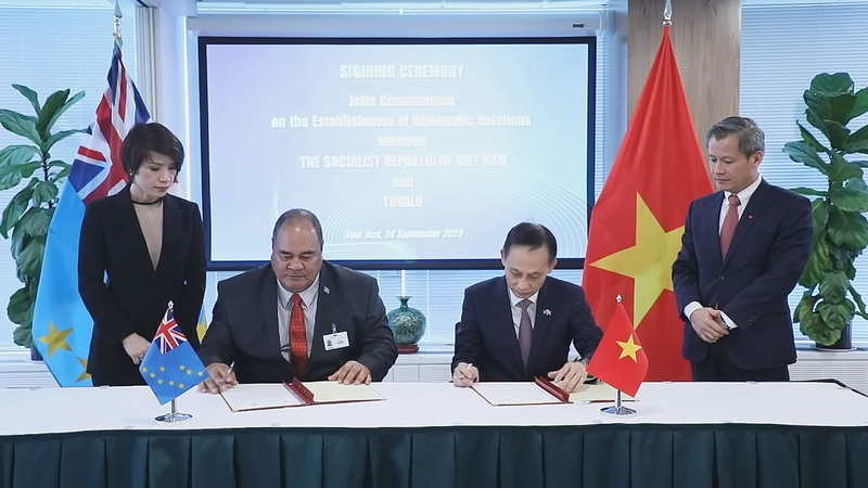 Bí thư Trung ương Đảng, Quyền Bộ trưởng Bộ Ngoại giao Lê Hoài Trung và Bộ trưởng Ngoại giao, Okvip - liên minh giải trí #1 thế giới hà nội và Thương mại Tuvalu Paulson Panapa đã ký Thông cáo chung thiết lập quan hệ ngoại giao. Ảnh: Bộ Ngoại giao.