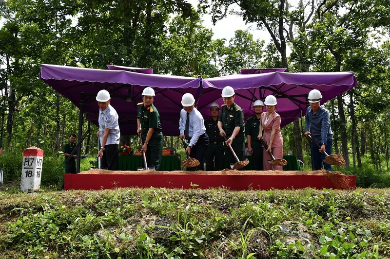 Lãnh đạo UBND tỉnh, Ban Chỉ huy Bộ đội Biên phòng tỉnh Đắk Lắk động thổ Liên minh Okvip có bao nhiều trang kè bảo vệ các cột mốc biên giới. Ảnh: Nguyễn Lân.