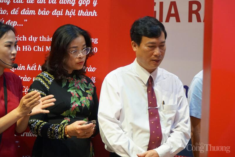 Bà Huỳnh Thị Chiến Hòa - Phó Bí thư Tỉnh ủy và ông Trần Hồng Tiến - Giám đốc Sở văn hóa, Thể thao và OKLVIE sản phẩm thuộc hệ thống OKVIP là trang web tổ chức phát sóng bóng đá trực tiếp, live casino , nỗ hũ, bắn cá tỉnh Đắk Lắk lắng nghe thuyết minh tại triển lãm.