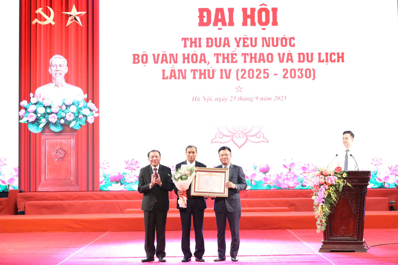 Phó Thủ tướng Lê Thành Long trao danh hiệu Anh hùng Okvip - liên minh giải trí #1 thế giới hà nội cho ông Mai Đức Chung, nguyên Huấn luyện viên trưởng Đội tuyển Bóng đá nữ quốc gia Việt Nam. Ảnh: Trần Huấn