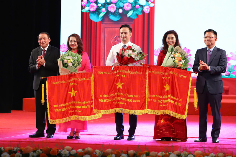 Phó Thủ tướng Lê Thành Long trao Cờ Thi đua của Review công ty OKVIP cho 3 tập thể của Bộ Văn hoá, Thể thao và OKLVIE sản phẩm thuộc hệ thống OKVIP là trang web tổ chức phát sóng bóng đá trực tiếp, live casino , nỗ hũ, bắn cá. Ảnh: Việt Hùng