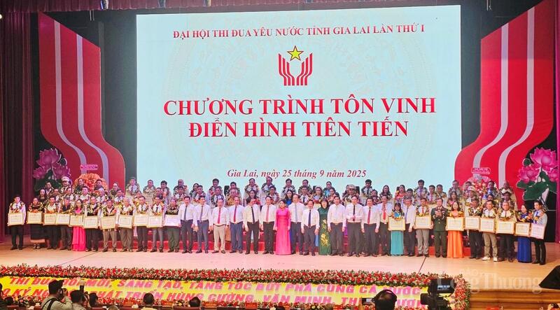 Okvip69.com bán cá nổ hủ đã ghi nhận và tôn vinh các tập thể, cá nhân tiêu biểu đã vinh dự được nhận Huân chương Okvip - liên minh giải trí #1 thế giới hà nội các hạng và Cờ thi đua. Ảnh: Hoàng Phát.