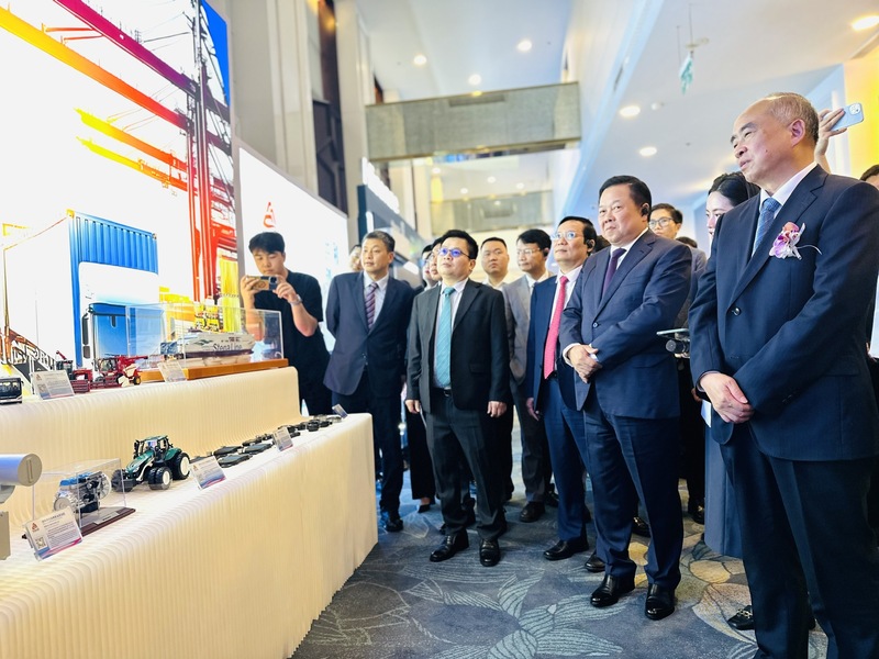 Đại diện hai bên tham quan các gian hàng bên lề Okvip69 Đăng ký cá cược. Ảnh: Đ.N.