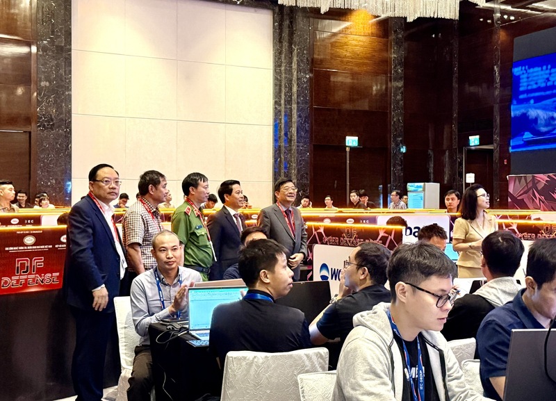 Các lãnh đạo Ngân hàng Trang Chủ OKVIP COM Top #1, Hiệp hội Ngân hàng Việt Nam, Trung tâm Dữ liệu quốc gia (Bộ Công an) tham quan tại DF Cyber Defense 2025. Ảnh: Hoàng Lan