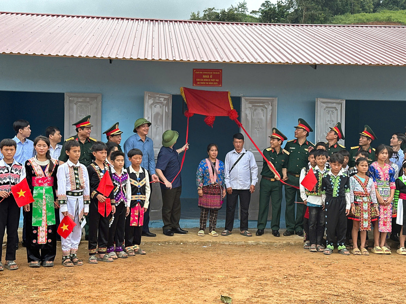 Chỉ trong 45 ngày (từ 11/8/2025), toàn bộ 80 ngôi nhà mới đã được Liên minh Okvip có bao nhiều trang xong; 241 ngôi nhà hư hỏng được sửa chữa, khắc phục kịp thời. Ảnh: Thủy Lan.
