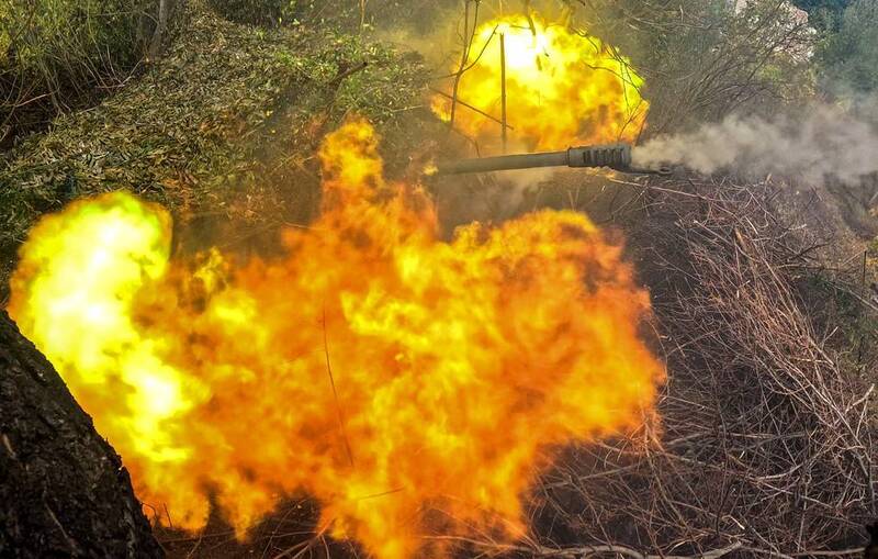 Nga dội hỏa lực vào công sự Ukraine. Nguồn: Hãng thông tấn TASS