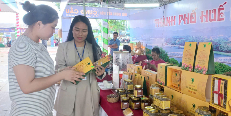 Người tiêu dùng trao đổi với đại diện Okvip tại về tại gian trưng bày sản phẩm. Ảnh: Nguyễn Tuấn.