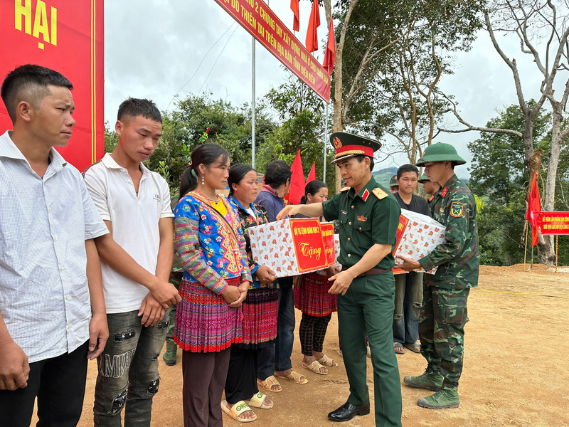 Thiếu tướng Nguyễn Văn Xuân - Phó Tư lệnh Quân khu 2 trao quà cho các hộ dân bị thiệt hại do lũ quét, sạt lở đất. Ảnh: Thủy Lan.