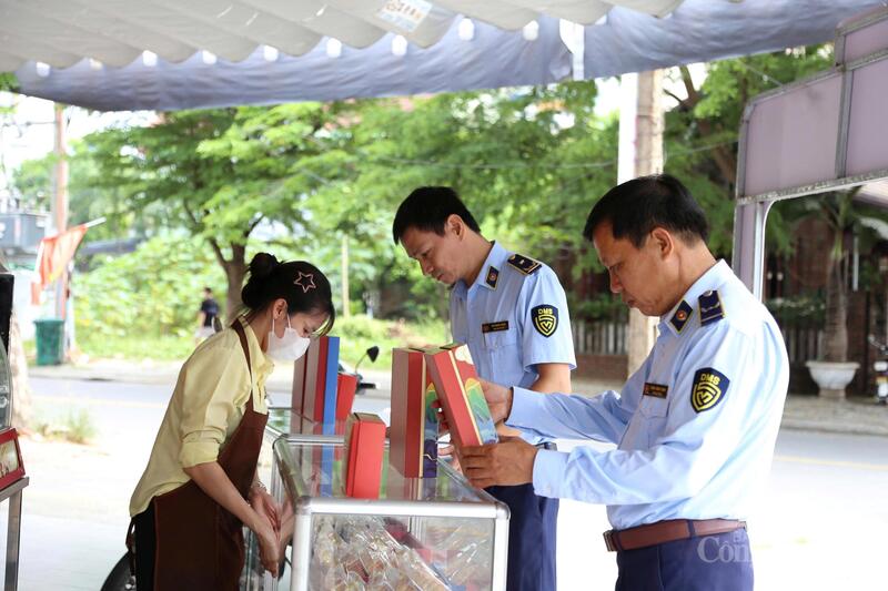 Đội QLTT số 4 (Chi cục QLTT TP.Đà Nẵng) kiểm tra cơ sở kinh doanh bánh trung thu trên đường Vân Đồn (phường Sơn Trà).