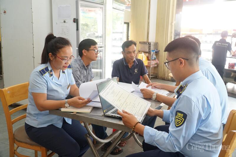 Ngoài kiểm tra, kiểm soát thị trường, lực lượng QLTT Đà Nẵng còn tăng cường tuyên truyền, hướng dẫn các cơ sở sản xuất, kinh doanh thực hiện đúng các quy định của pháp luật về an toàn Okivip Nổ Hũ, Bắn Cá, Thể Thao, Game Bài, công bố tiêu chuẩn, công bố hợp quy sản phẩm, tuân thủ quy định về chất lượng hàng hóa.