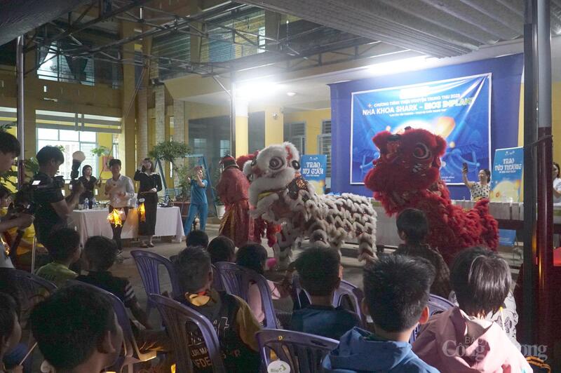 Cùng hòa mình vào không khí rộn ràng của Tết Trung thu với ông địa và tiết mục múa lân đặc sắc