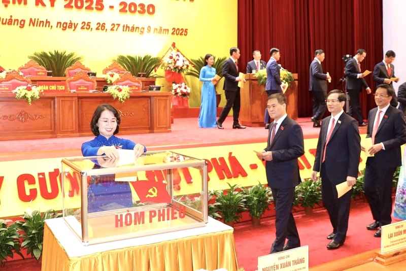 Các đại biểu bỏ phiếu bầu Ủy viên Ban Thường vụ Tỉnh ủy khóa XVI, nhiệm kỳ 2025-2030. Ảnh: Tỉnh Quảng Ninh.